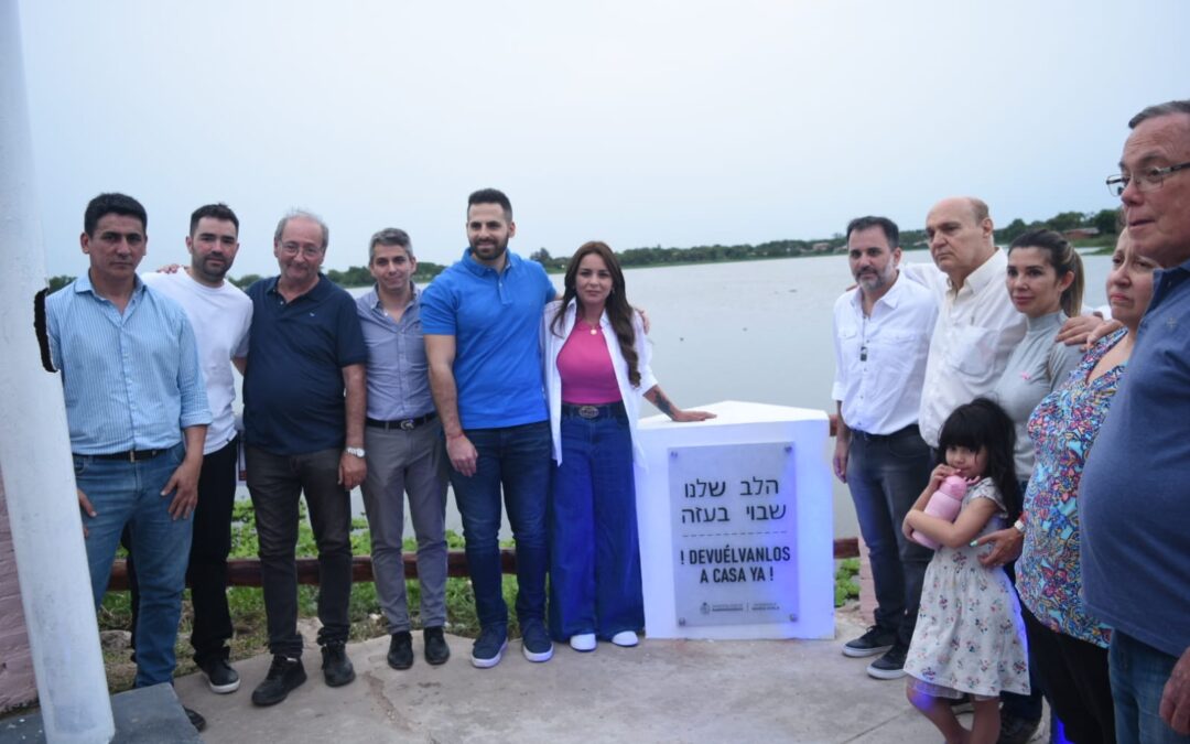 Junto a la comunidad Israelita, Magda Ayala descubrió la primera placa visualizando el pedido de la devolución de los secuestrados