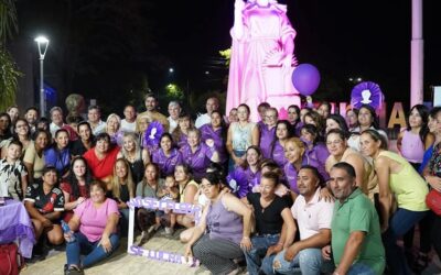 Magda Ayala presenció el encendido de luces por el #8M en Villa Monona