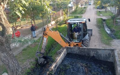 EL MUNICIPIO INTENSIFICA LOS TRABAJOS DE ADECUACIÓN DE DESAGÜES Y LIMPIEZA EN EL BARRIO UCAL