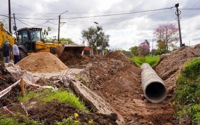 LA MUNICIPALIDAD DE BARRANQUERAS AVANZA EN LA REPARACIÓN DEL SOCAVAMIENTO EN TATANÉ Y AV. RODRÍGUEZ PEÑA