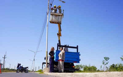LA MUNICIPALIDAD REFUERZA EL ALUMBRADO PÚBLICO EN UN CLAVE CORREDOR VIAL DE LA CIUDAD