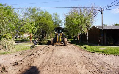 AVANZAN LAS TAREAS DE ACONDICIONAMIENTO VIAL EN EL BARRIO U.T.E.D.Y.C.