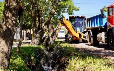 AVANZAN LAS OBRAS DE MANTENIMIENTO Y LIMPIEZA EN EL SISTEMA DE DRENAJE BARRIAL
