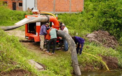 BARRANQUERAS FORTALECE EL SISTEMA DE DRENAJE PLUVIAL CON LA INSTALACIÓN DE UNA NUEVA MOTOBOMBA MÓVIL EN EL RÍO NEGRO