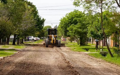 LA MUNICIPALIDAD DE BARRANQUERAS AVANZA CON OBRAS DE REACONDICIONAMIENTO VIAL EN EL BARRIO LAS MALVINAS