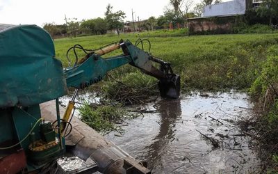 AVANZAN LAS OBRAS PREVENTIVAS DE LIMPIEZA Y DESMALEZADO EN LA LAGUNA ROSSI DE FAZIO