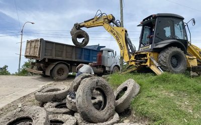 LA MUNICIPALIDAD DE BARRANQUERAS INTENSIFICA LOS TRABAJOS DE ZANJEO Y DESOBSTRUCCIÓN DE DESAGÜES EN VILLA FORESTACIÓN Y BARRIO LOS MILAGROS